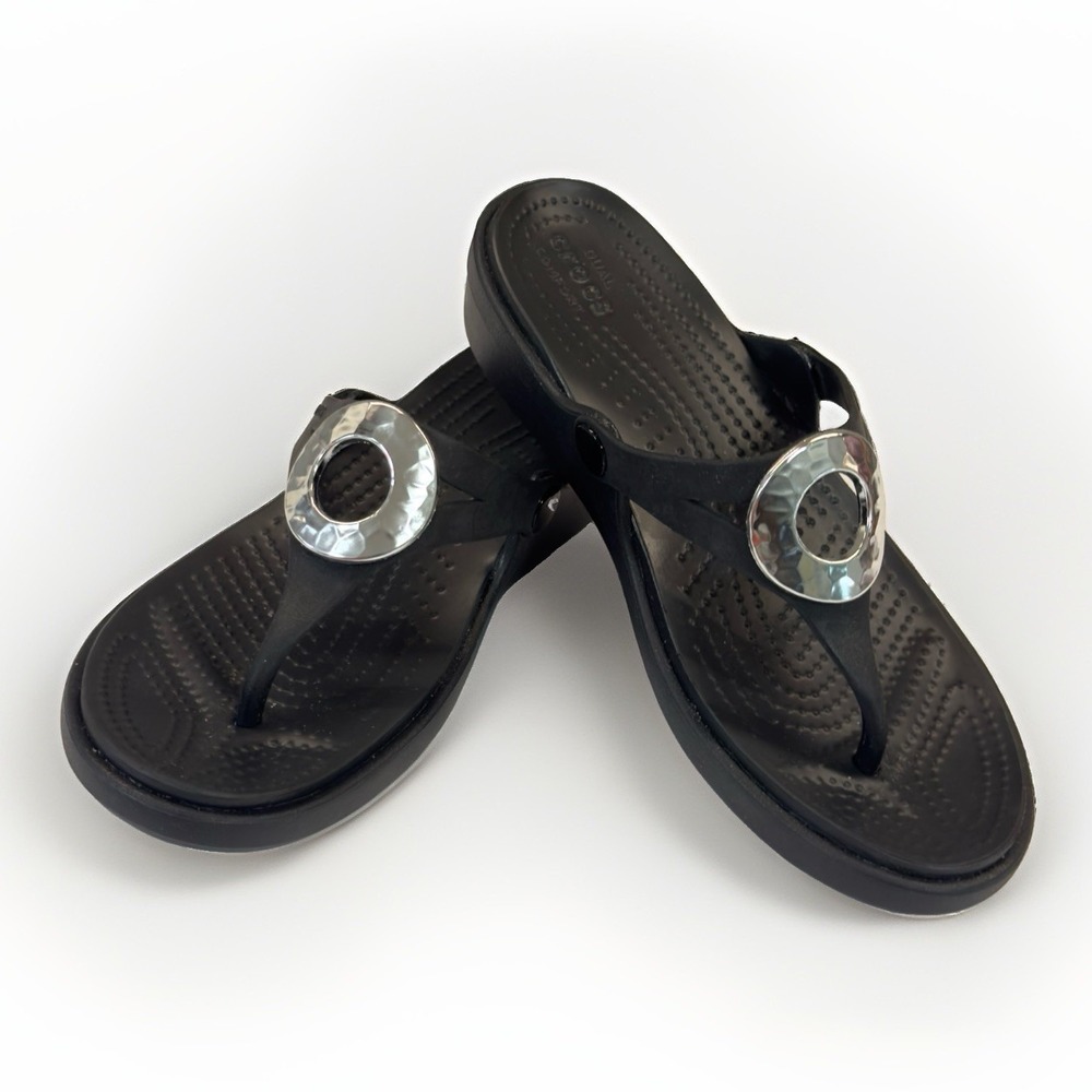 NWOT Crocs Sanrah Beveled Circle 8 Comfort Wedge Thong Sandals Black w/ Silver
